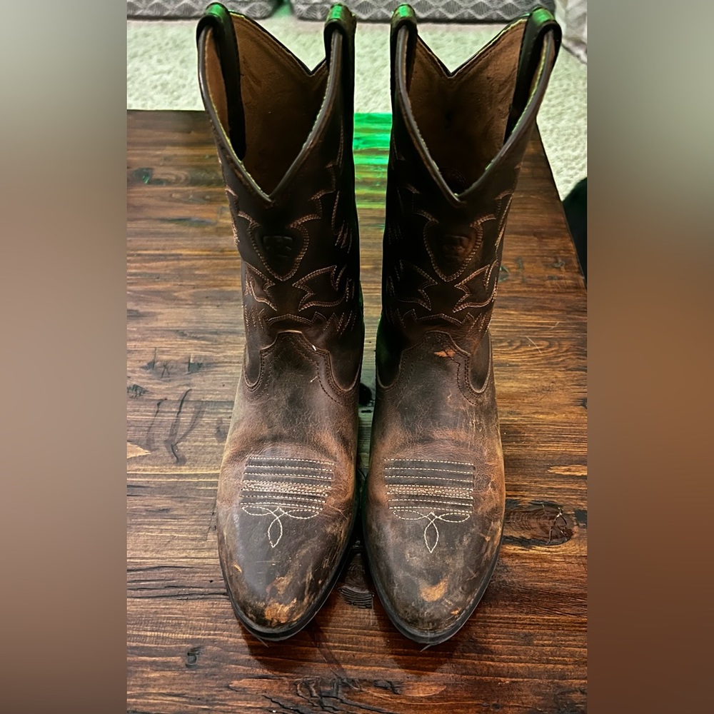 Women’s Distressed Style Brown Leather Western Ariat boots size 5